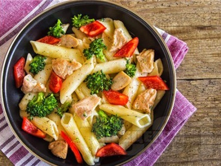 Салата с макарони / паста, пилешки хапки от филе и пресни зеленчуци (броколи и чушки) - снимка на рецептата
